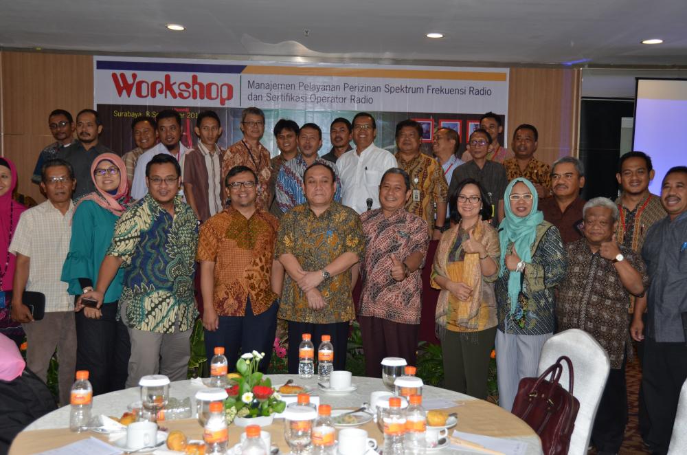 Direktorat Operasi  Sumber Daya Ditjen SDPPI, Rachmat Widayana (tengah) photo bersama pada dengan peserta workshop manajemen pelayanan perizinan spektrum frekuensi radio (SFR) dan sertifikasi operator radio (SOR) di Surabaya, Jawa Timur. (8/9). Kegiatan tersebut  diselenggarakan dalam upaya mewujudkan zona integritas WBK dan WBBM itu diikuti Unit Pelaksana Teknis (UPT) Monitor Spektrum Frekuensi Radio Ditjen SDPPI dari seluruh Indonesia.