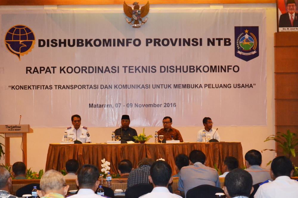 Direktur Pengendalian SDPPI, Dwi Handoko (kedua dari kiri) mewakili Kemkominfo dalam Rakornis Diskominfo Nusa Tenggara Barat di Senggigi, Selasa (8/11), memaparkan empat fokus utama pembangunan bidang telekomunikasi 2015-2019. Empat fokus itu, pertama, pembangunan infratruktur broadband, kedua adalah cyber security, e-government, dan e-commerce, ketiga, penyelesaian migrasi TV analog ke digital, dan keempat, government public relation (kehumasan pemerintah).