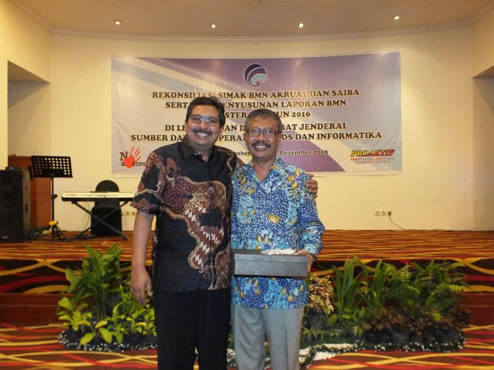 Dirjen SDPPI, Ismail (kiri) photo bersama dengan Bambang Suseno (kanan) usai pelepasan  diriya dan dan empat pejabat lainnya di Ditjen SDPPI yang telah memasuki masa purna bakti. Bambang Suseno telah mengabdi selama kurang lebih 30 tahun di Ditjen SDPPI, selama karirnya telah banyak menorehkan prestasi, di antaranya mendorong penerapan persyaratan Tingkat Kandungan Dalam Negeri (TKDN) minimal 20 persen untuk perangkat telekomunikasi berbasis 4G LTE demi kemajuan industri manufaktur telekomunikasi dalam negeri.