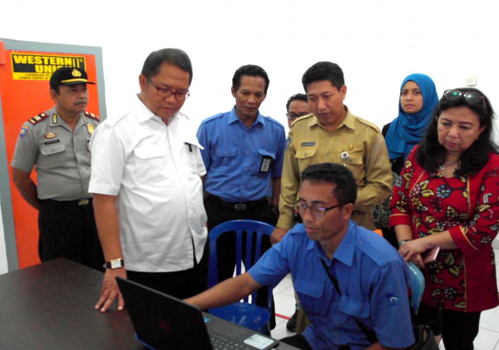 Ilustrasi: Menteri Komunikasi dan Informatika Rudiantara (baju putih), untuk mengecek langsung kesiapan salah satu Stasiun Monitoring Frekuensi Radio (SMFR) Tetap Transportable di Lombok Tengah, NTT. SMFR merupakan salah satu dari  64 stasiun serupa yang telah dibangun tahun lalu. (16/1)