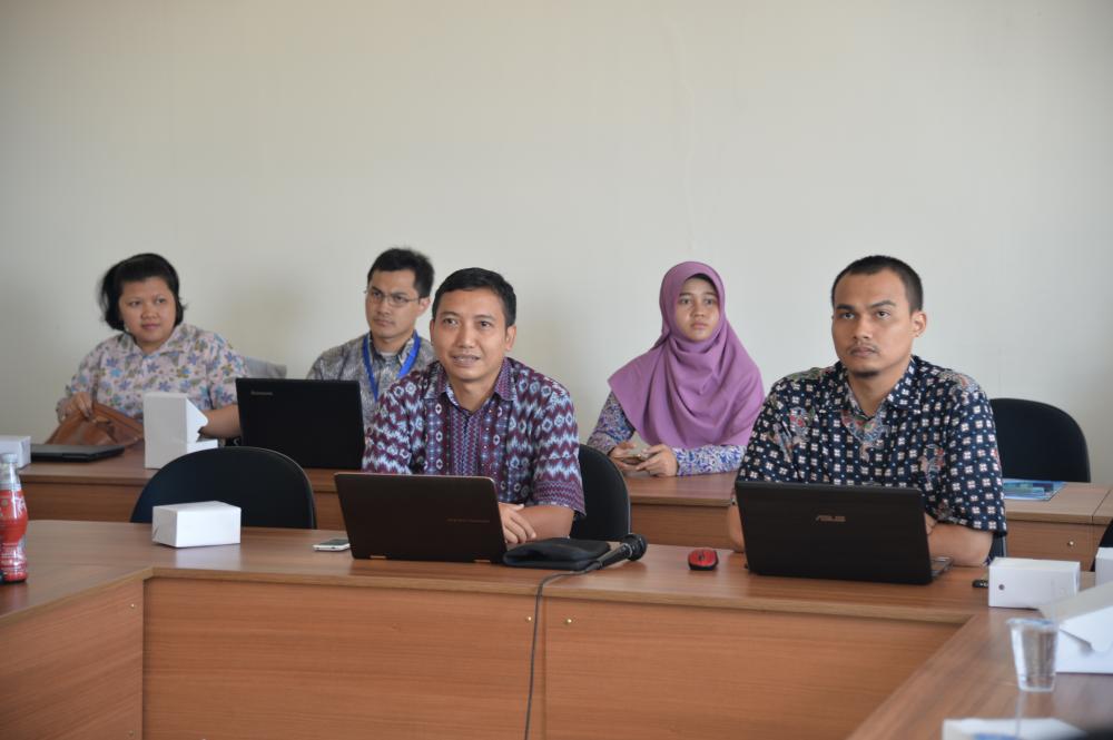 Kasubag Kerja Sama Bagian Hukum, Ditjen SDPPI, Anak Agung Gede Oka (kiri) memberi penjelasan mengenai pedoman kegiatan fora internasional yang kemudian akan dituangkan dalam surat edaran Dirjen SDPPI. Ciputat (20/1)