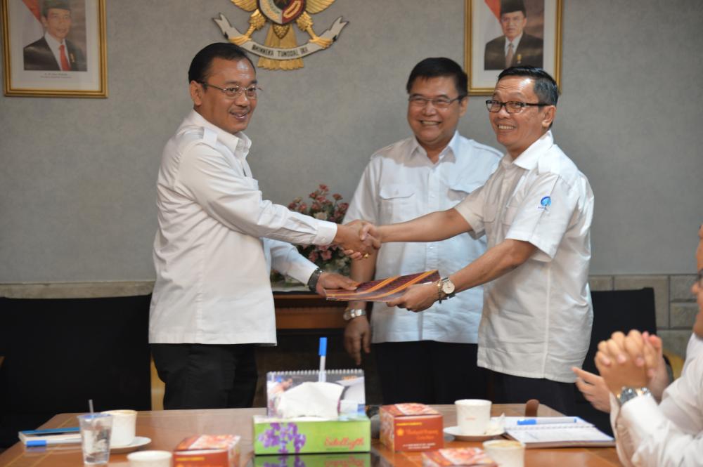 Bambang Sugiyarto (kiri)  meyerahkan terimakan jabatan kepala Bagian Umum dan Kepegawaian, Setditjen SDPPI ke Hasyim Fiater (kanan) disaksikan oleh Sekditjen SDPPI, Sadjan. Hasyim Fiater sebelumnya menjabat Kepala Bidang Pelayanan BBPPT sedangkan Bambang Sugiayarto sekarang menjabat Kasubdit Sertifikasi dan Data Perangkat Pos, Telekomunikasi dan Informatika, Direktorat Standardisasi PPI (6/02)