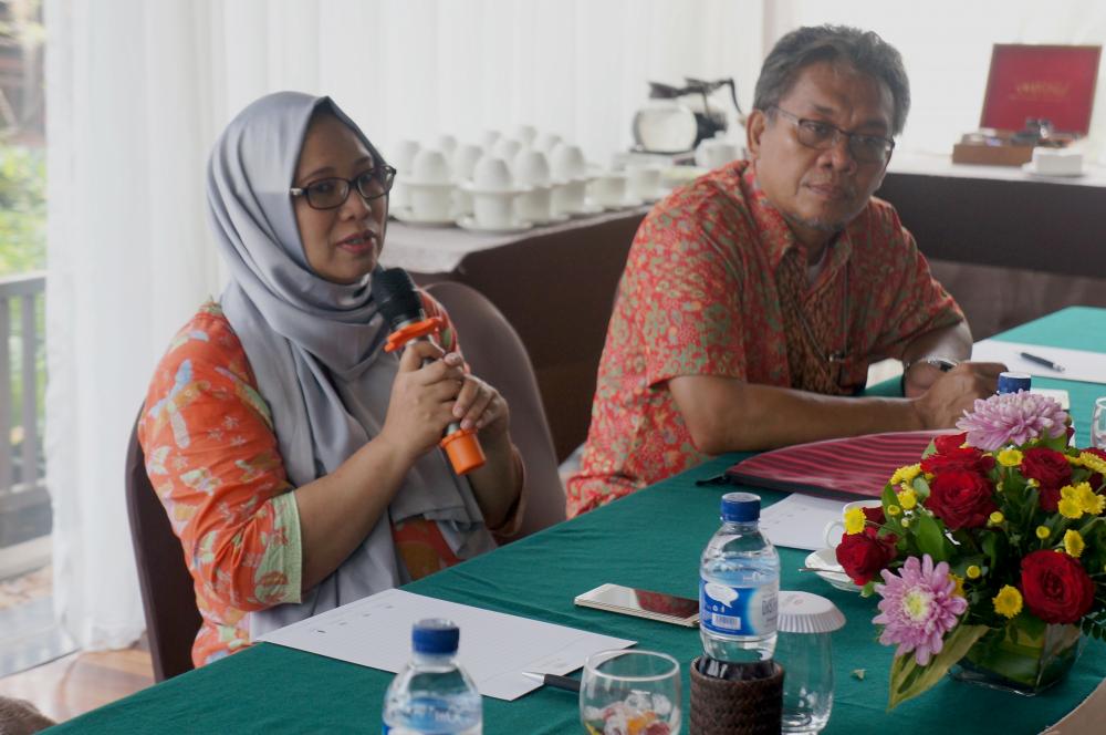 Kepala Subdirektorat Harmonisasi Spektrum Frekuensi Radio, Irawati Tjipto Priyanti (kanan) didampingi Kepala Seksi Notifikasi Spektrum Frekuensi Radio Terrestrial, Sugeng Budi Prasetyo (kanan) saat membuka rapat persiapan sidang APG di Bali (23/3).