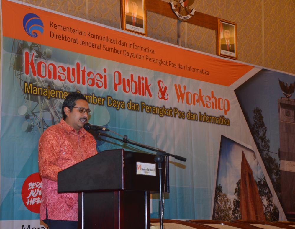 Dirjen SDPPI, Ismail memberikan sambutan pada acara Konsultasi Publik dan Workshop Manajemen Sumber Daya dan Peranggkat Pos dan informatika. (Merauke, 23/3)