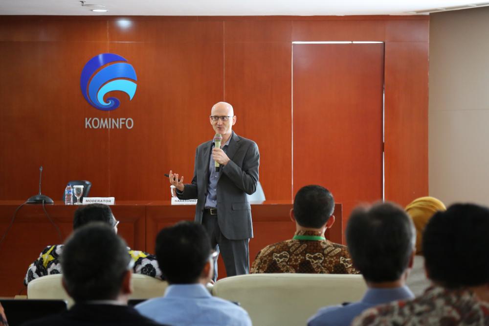 Senior Consultan For Strategic Ericson, Mr, Joe GRANT saat menjelaskan mengenai penerapan Internet of Things pada Workshop tentang 5G dan Internet of Things (IoT). kegiatan tersebut diselenggrakan di Gd. Menara Merdeka Jl. Budi Kemuliaan II Gambir-Jakarta (30/3)