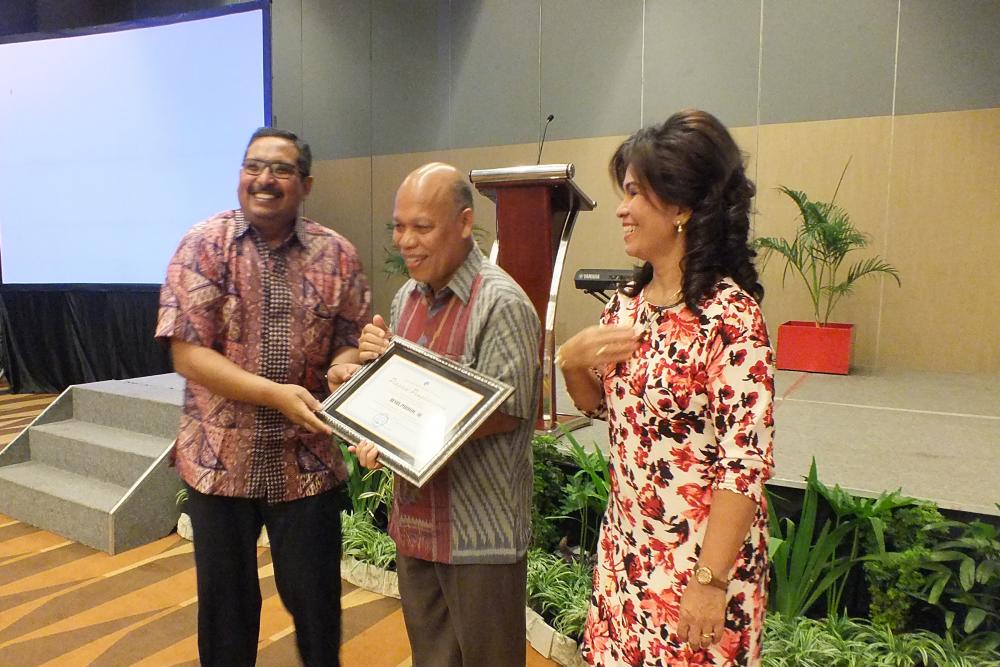 Dirjen SDPPI, Ismail menyerahkan piagam penghargaan kepada Henri Pardede. Henri Pardede merupakan Kepala Unit Pelaksana Teknis (UPT) Medan, yang sudah memasuki masa purnabakti (11/4)