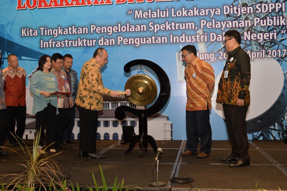 Direktur Operasi Sumber Daya, Rachmat Widayana didaulat untuk menjadi pemukulan Gong  sebagai tanda dibukanya Lokakarya Ditjen SDPPI 2017