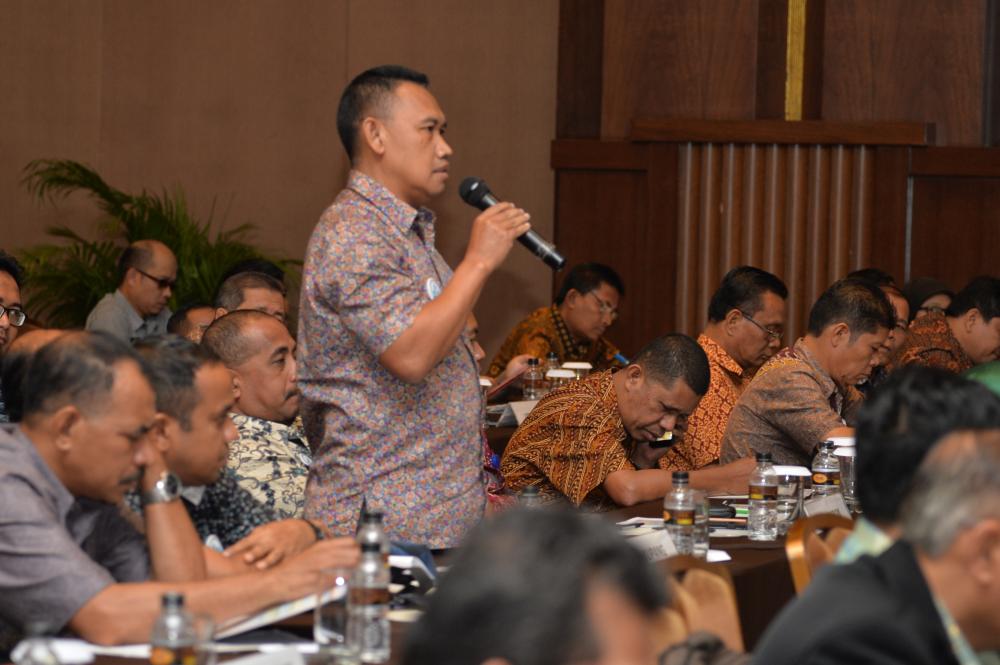 Kabalmon Kelas II Kupang, Supriadi  saat bertanya pada sesi tanya jabaw kepada narasuber lokakarya Ditje SDPPI 2017 (26/4)