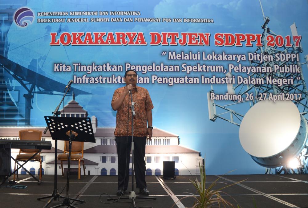 Ilustrasi: Dirjen SDPPI,  Ismail memberikan arahan dihadapan peserta Lokakarya Ditjen SDPPI 2017 (26/4). Kegitan lokakarya diselenggarakan tanggal 26 - 27 di Bandung.