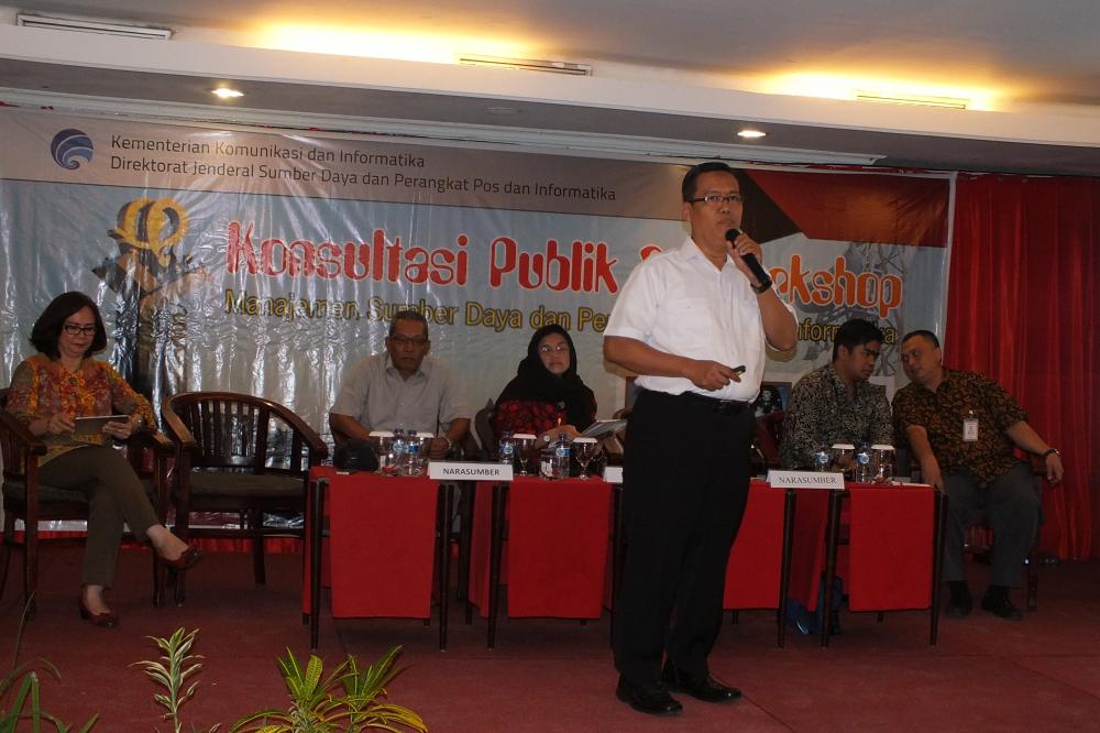 Gunadi, salah satu narasumber mempresentasikan kemajuan teknologi terkait spektrum frekuensi radio