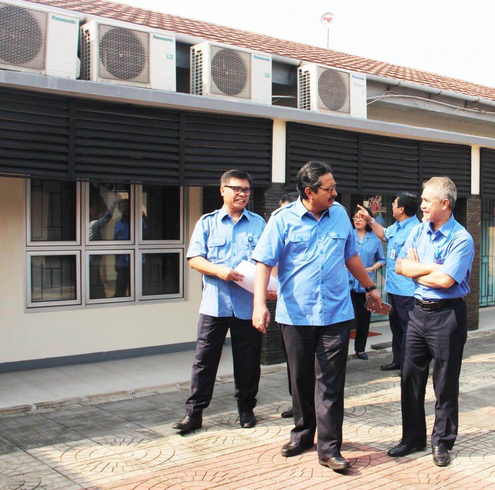 Dirjen SDPPI Ismail berbincang dengan Kabid Pelayanan Balai Uji, Donny Nasution dan Kepala Balai Uji, M.Rus'an