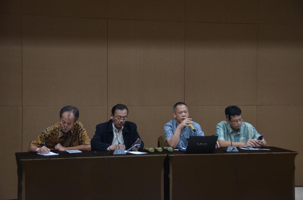 Plt.Direktur Standardisasi Moch. Hadiyana membuka rapat konsensus tentang LTE 450 MHz