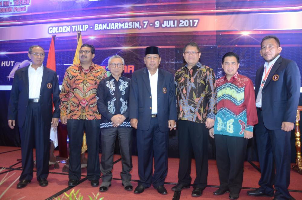 Ilustrasi: Menteri Kominfo Rudiantara dan Dirjen SDPPI Ismail berpose bersama Sekretaris Daerah Provinsi Kalimantan Selatan Abdul Haris, Walikota Banjarmasin Ibnu Sina dan pengurus ORARI