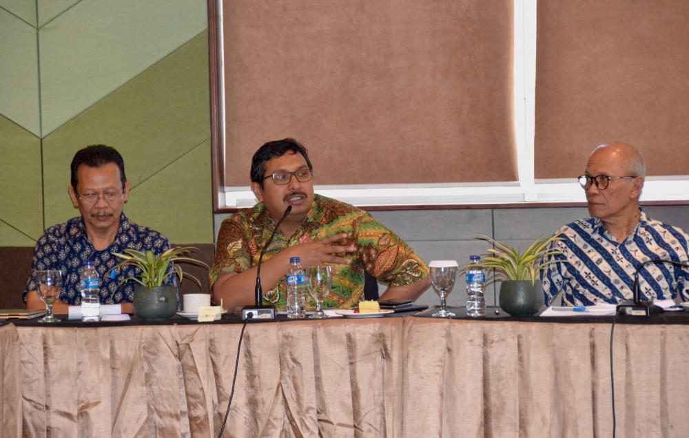 Direktur Jenderal Sumber Daya dan Perangkat Pos dan Infrmatika, Ismail, memberikan sambutan pada  pembukaan pada rapat penyusunan Pedoman Teknis Infrastruktur Telekomunikasi yang diselenggarakan di IPB Internastional Convention Center, Bogor, Jawa Barat, Kamis (20/7).