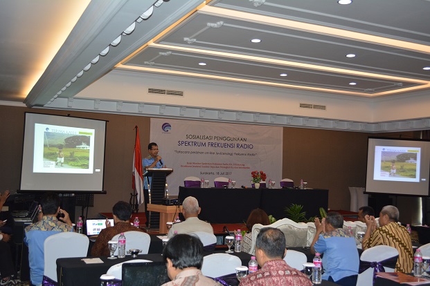 Kepala Balmon Spektrum Frekuensi Radio Kelas II Semarang, Hercules Tupal Sitorus, membuka kegiatan sosialisasi