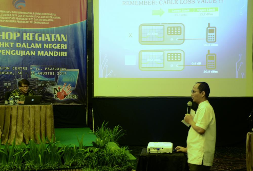 Penguji telepon seluler di BBPPT, Rahmat Saleh, berbagi pengetahuan mengenai perangkat telekomunikasi khususnya HKT pada  workshop “Membangun Kemandirian Industri HKT Dalam Negeri Melalui Pengujian Mandiri” hari kedua  di Bogor, Jawa Barat, Kamis (31/8).