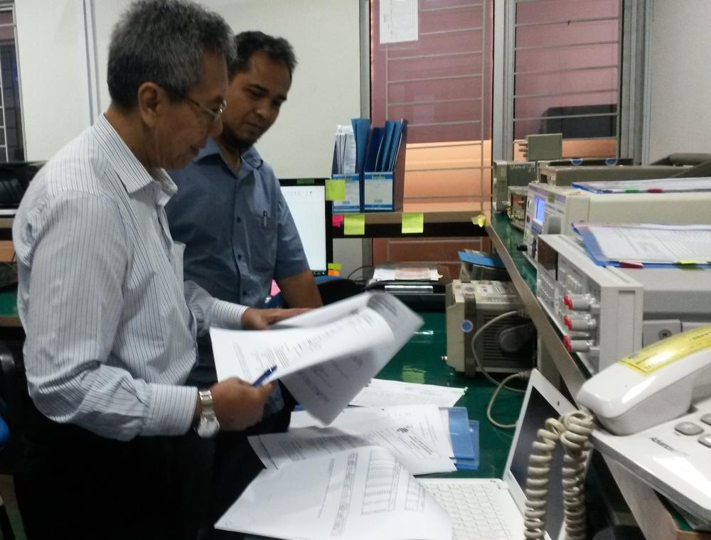  Asesor mengamati sarana dan prasarana di laboratorium kalibrasi