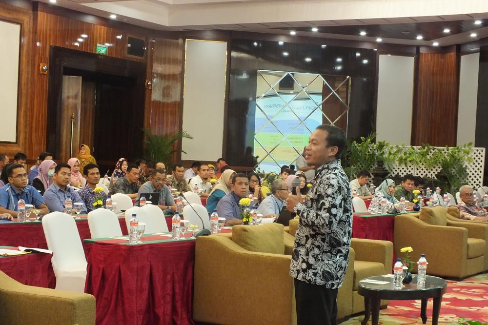 Direktur SDM Kearsipan dan Sertifikasi ANRI, Muhammad Sumitro saat menjadi pembicara pada Bimtek Kearsipan (7/9). Kegiatan tersebut diikuti oleh pengelola Arsip dari Kantor pusat dan 37 UPT Ditjen SDPPI.