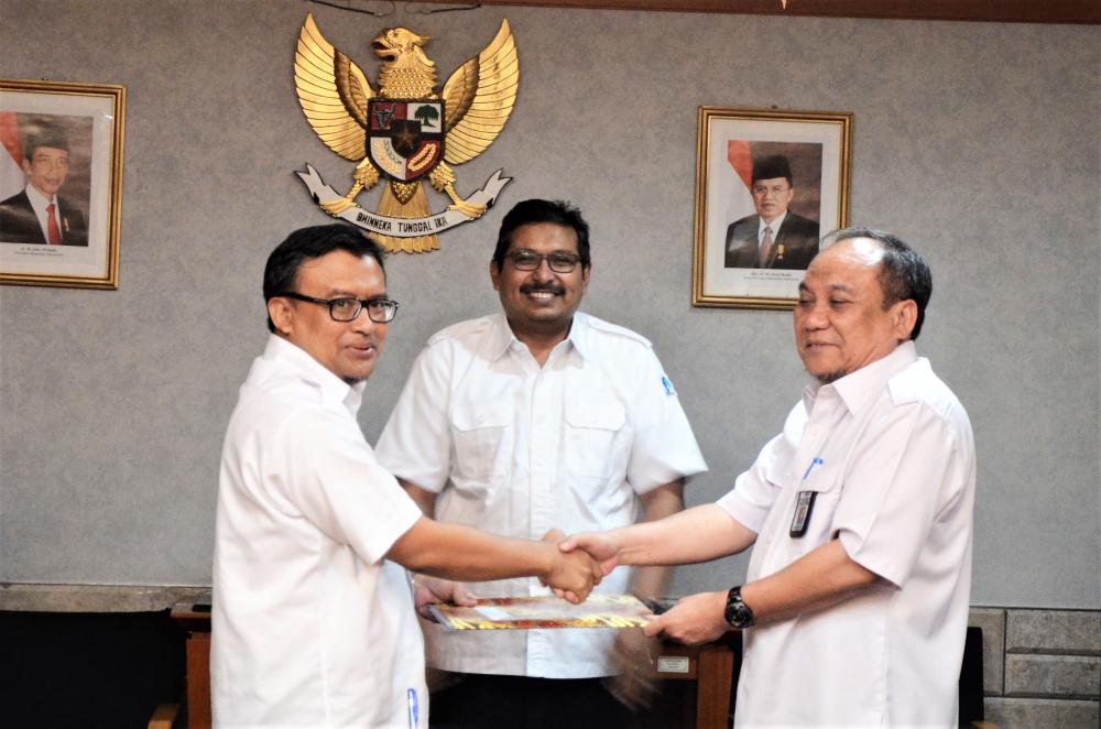 Rachmat Widayana (kanan) menyerahkan jabatan Direktur Operasi Sumber Daya kepada Dwi Handoko, disaksikan Dirjen SDPPI Ismail