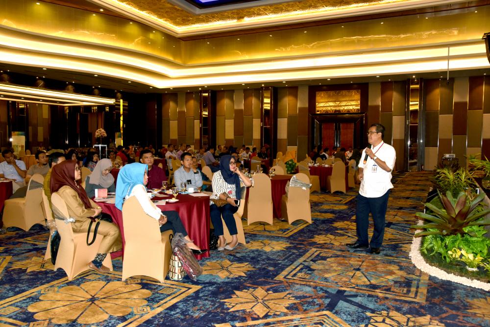 Kasubdit Pelayanan Spektrum DTBD, Gunadi mempresentaskan Update Regulasi Perizinan Spektrum Frekuensi Radio pada peserta Konsultasi Publik dan Workshop Manajemen SDPPI di Palembeng (19/9)