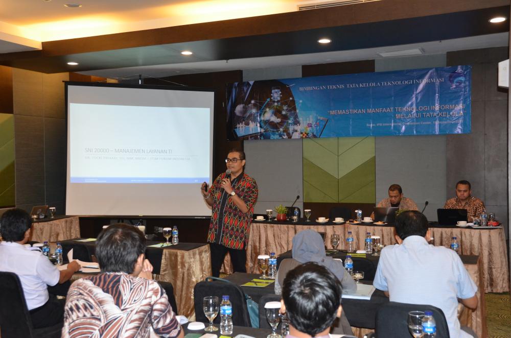 Salah satu narasumber dalam Bimtek Tata Kelola IT