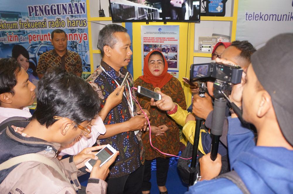 kasi Operasi Pemeliharaan Dan Perbaikan Balmon Spekfrekrad Kelas II Surabaya, Syamsul Huda memberikan peryataan kepada wartawan. erkait keikutsertaan Ditjen SDPPI usai pembukaan Pameran INPRADA Expo 2017 di Malang (19/10).