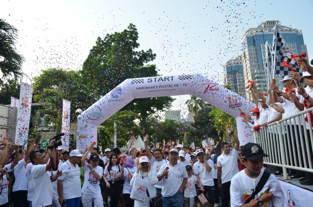 Para Peserta memulai Fun Walk Hari Bhakti Postel ke-72 