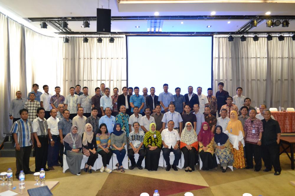 Peserta worksop Pelatihan operator dan pemeliharaan SMFR  berfoto bersama. Pelatihan tersebut bertujuan untuk meningkatkan skill petugas Operator Radio dan pemeliharaan SMFR digelar selama  selama empat hari, dari 24 hingga 27 Oktober 2017  di Pontianak , diikuti perwakilan dari 25 UPT Ditjen SDPPI.