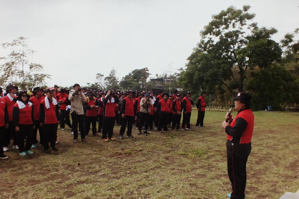 Setditjen SDPPI, Sadjan memberikan arahan pada peserta outbound Ditjen SDPPI sebelum dimulainya kegiatan. 