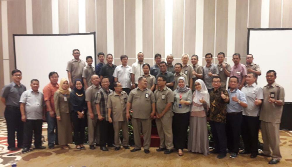Peserta  Workshop SMFR berfoto bersama. Kegiatan ini diselenggarakan dengan tujuan untuk meningkatkan kompetensi pada pejabat pengendali frekuensi dilingkungan Direktorat Jenderal Sumber Daya dan Perangkat Pos dan Informatika dibuka oleh oleh Kepala Balai Monitoring Kelas II Palembang Muhamad Saleh (31/10)