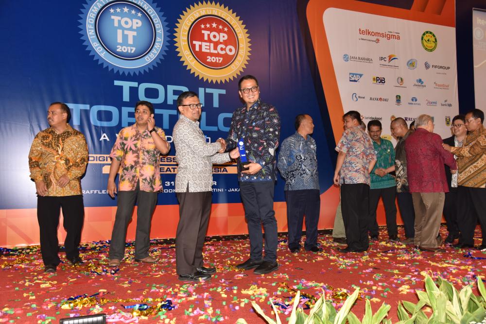 Ditjen SDPPI yang diwakili oleh Direktur Operasi Sumber Daya, Dwi handoko (kiri) menerima penghargaan Top IT Telco Award 2017, yang diselenggarakan Majalah ITech, untuk kategori Top IT Implementation on Ministry.