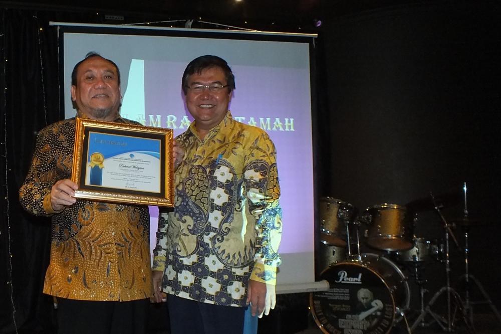 Sesditjen SDPPI Sadjan (kanan) menyerahkan piagam penghargaan kepada Rachmat Widayana, mantan Direktur Operasi Sumber Daya SDPPI yang kini menjabat Kepala Pusat Data dan Sarana Informatika
