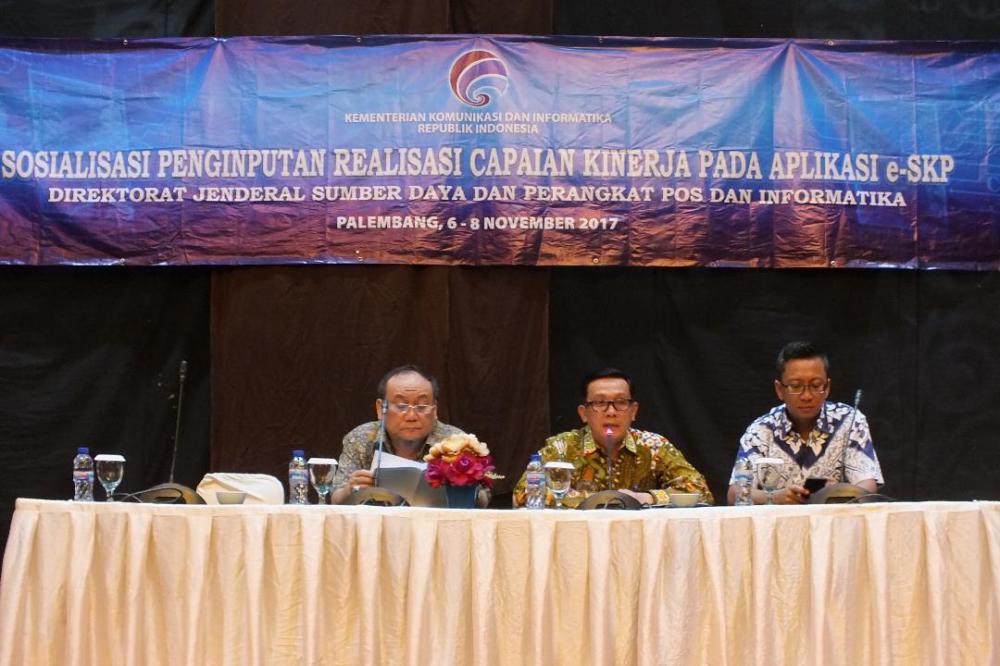 Kabag Umum dan Kepegawaian Hasyim Fiater didampingi Kepala PDSI Rachmat Widayana dan Kabid Sistem dan Data Yessi Ferari, memimpin kegiatan sosialisasi penginputan E-SKP