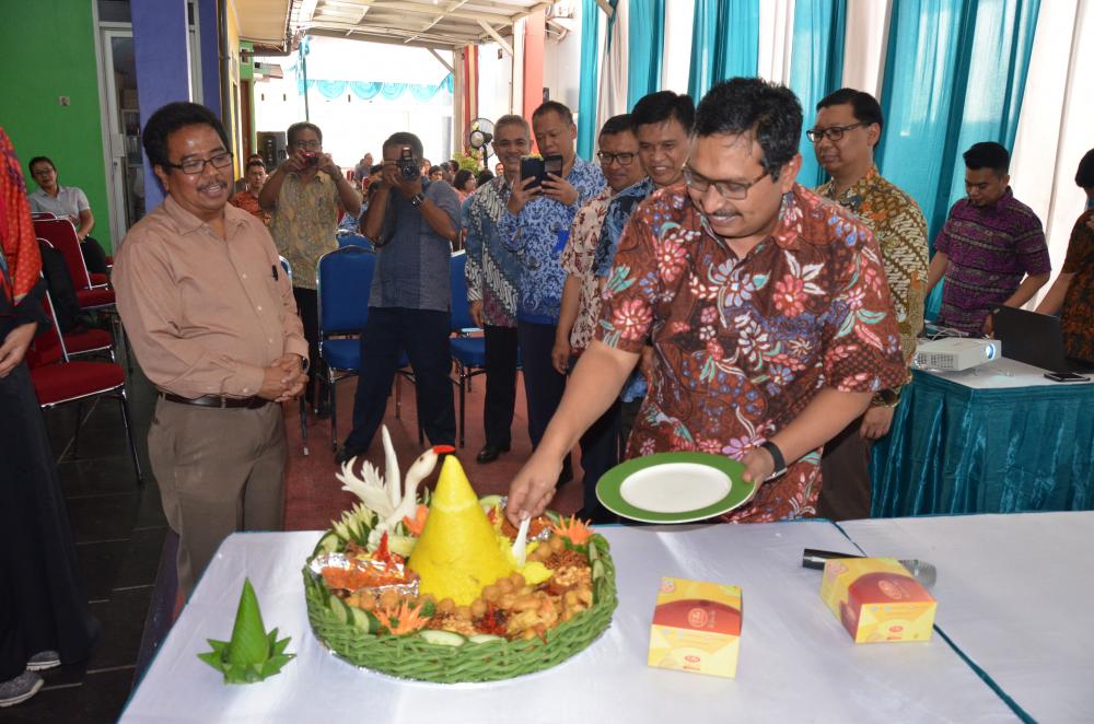 Dirjen SDPPI, Ismail melakukan pemotongan tumpeng menandai peresmian BBPPT dalam  Implementasikan Pembayaran Host to Host (10/11). Sistemtersebut diresmikan di kantor BBPPT Jalan Bintara, Bekasi, Jawa Barat

