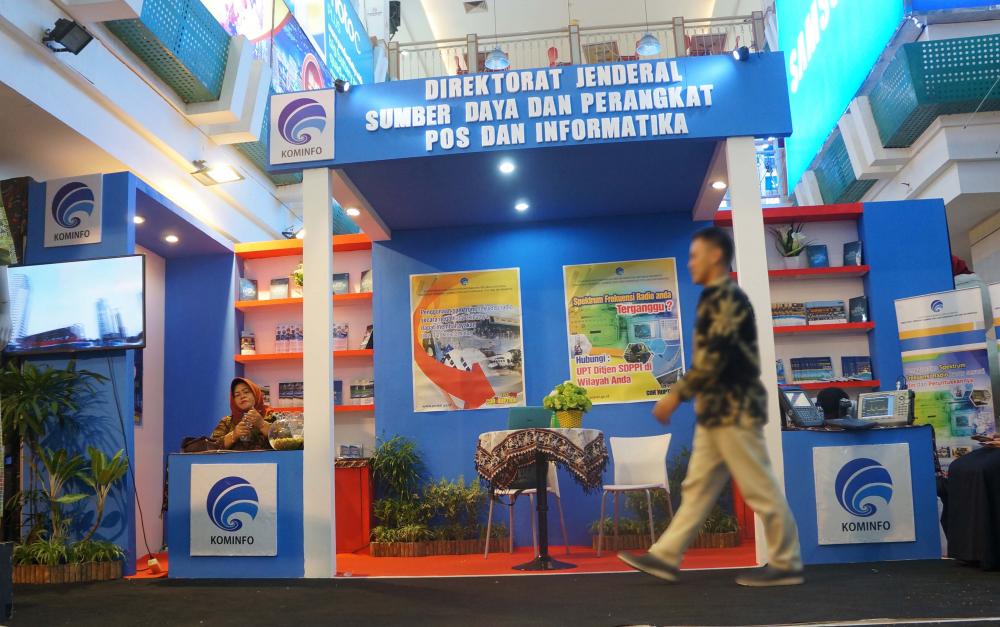 Ilustrasi: Tampak seorang pengunjung melewati Stand Ditjen SDPPI. Keikutsertaan Ditjen SDPPI pada pameran bertujuan mengenalkan tupoksi Ditjen SDPPI (16/11) sehingga lebih dikenal masyarakat.