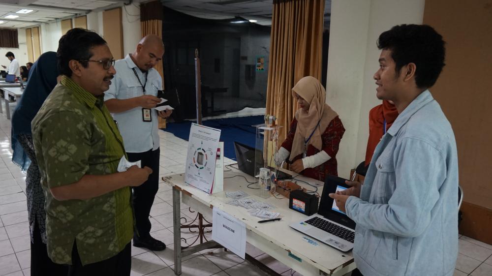Dirjen SDPPI Ismail berbincang dengan salah seorang mahasiswa peserta pameran IoT