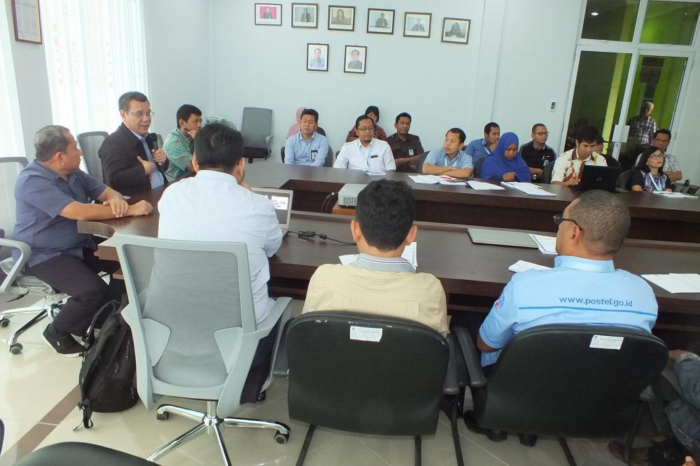 Kapusdiklat Kemkominfo Usuluddin memberi arahan pada peserta pelatihan didampingi Kasubag Kepegawaian dan Organisasi Suparyono dan Kepala Balmon Batam Azmi Ridha