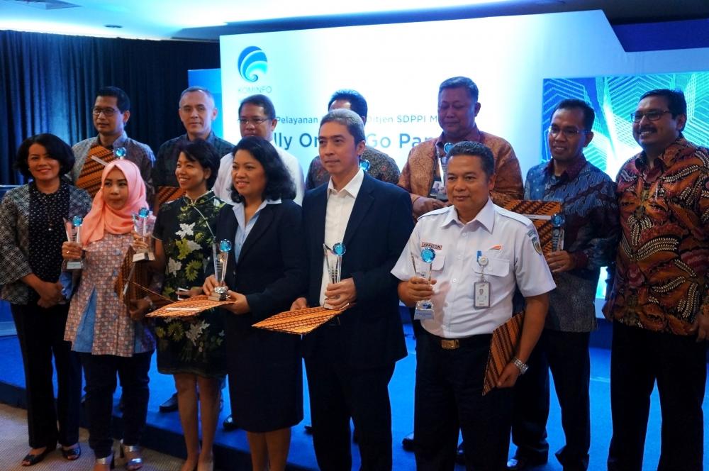 Ilustrasi: Foto bersama Menteri Komunikasi dan Informatika, Rudiantara (ketiga dari kiri), Ditjen SDPPI, Ismail (kanan) dengan mitra kerja bidang SDPPI penerima Apresiasi Mitra SDPPI 2017 (20/12)