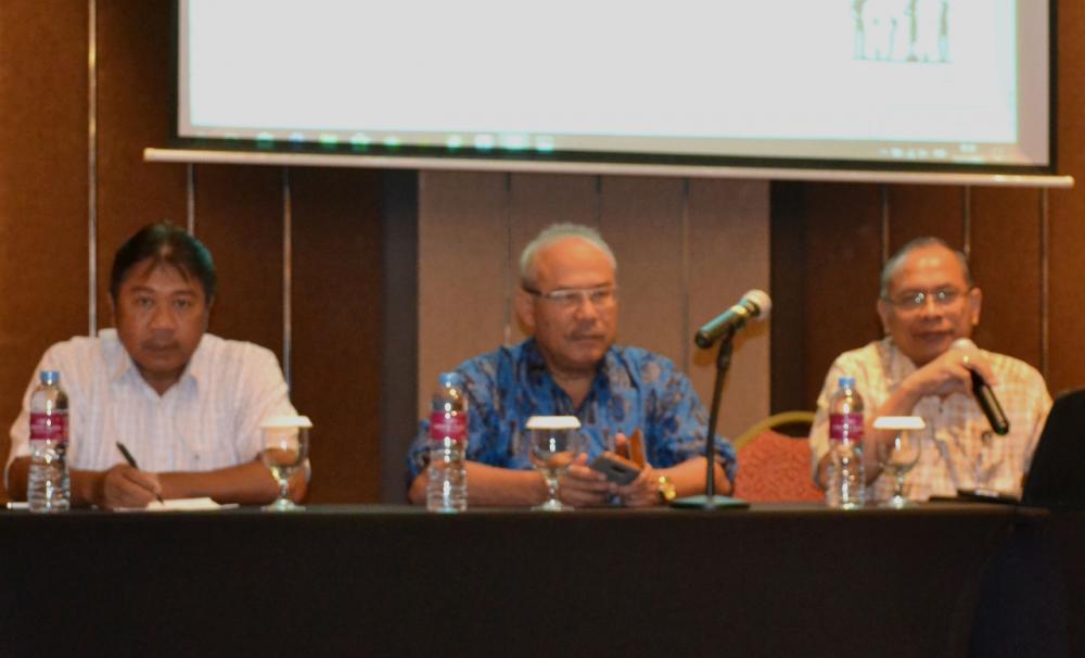 Plt Direktur Pengendalian SDPPI Sardjono (kanan) mengemukakan Direktorat Pengendalian SDPPI akan Bangun Aplikasi Berbasis Big Data dalam rapat kerja di Bandung, Jawa Barat, Kamis (21/12).