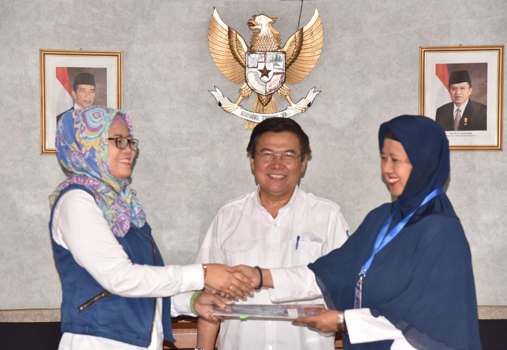 Fidyah Ernawati (Kiri) menyerahkan jabatan sebelumnya Kabag Perencanaan Program dan Pelaporan kepada Arifah (Kanan) disaksikan oleh Sekditjen SDDPI, Sadjan (15/1). Sementara Fidyah Ernawati menempati pos sebagai Kasubdit Konsultasi dan Data Operasi Sumber Daya Dit. Operasi yang sebelumnya di jabat oleh Arifah.