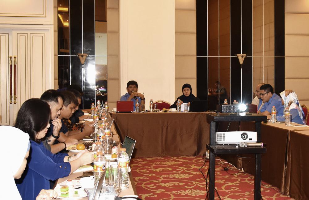 Kabag Perencanaan Progam dan Pelaporan, Arifah (kanan) didampingi oleh Kepala Subbagian Evaluasi dan Pelaporan Suparyono (kiri) pada rapat Evaluasi e-Kinerja 2017 Ditjen  SDPPI yang dihadiri oleh perwakilan satuan kerja kantor pusat Ditjen SDPPI.