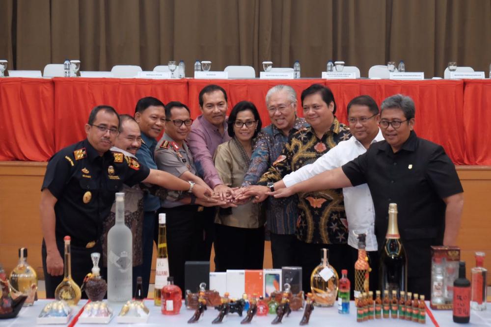 Menteri Kominfo Rudiantara bersama Menteri terkait hadiri konpers pemusnahan ponsel ilegal
