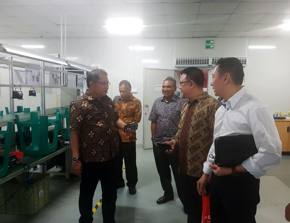 Ilustrasi: Menteri Komunikasi dan Informatika Rudiantara bersama jajaran dari Direktorat Sumber Daya dan Perangkat Pos dan Informatika (Ditjen SDPPI) pada Minggu (18/2) mengunjungi pabrik PT Bangga Teknologi Indonesia, prinsipal ponsel merek Advan, yang berlokasi di Semarang, Jawa Tengah