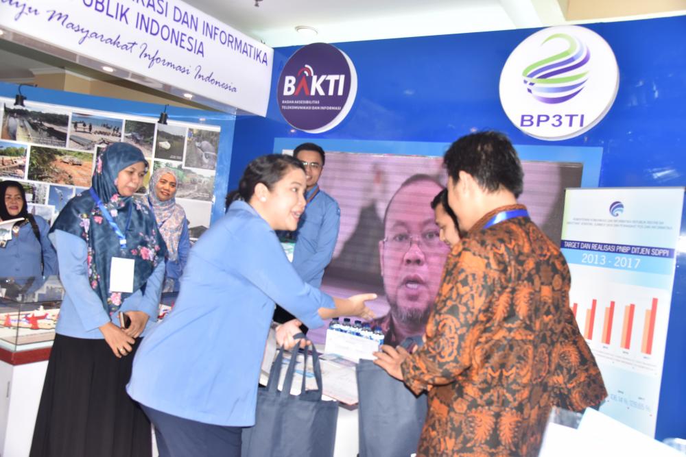 Tampak salah satu petugas informasi dari Ditjen SDPPI saat memberi penjelasan kepada pengunjung mengenai PNBP Ditjen SDPPI pada pameran Buget Execution Expo di Kemnterian Keuangan (21/2)