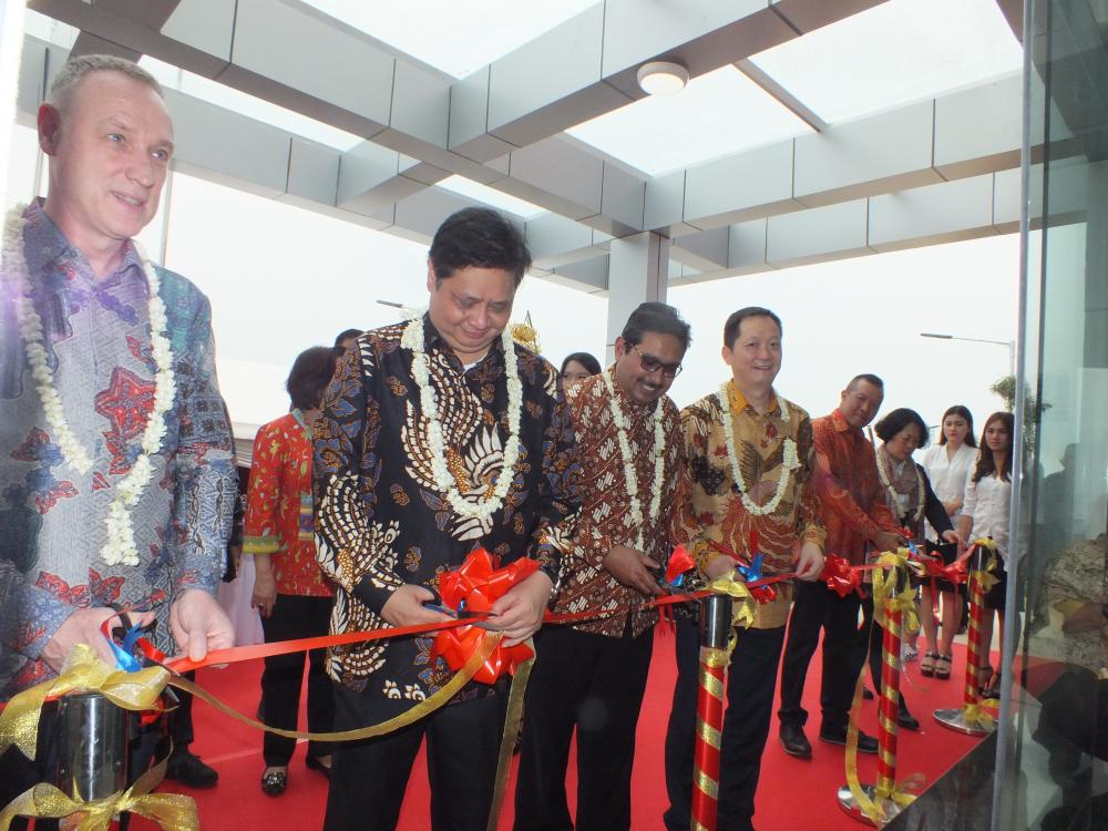 Menteri Perindustrian Airlangga Hartarto (kedua dari kiri) didampingi oleh Dirjen SDPPI Ismail (kanan) meresmikan pabrik kabel serat optik terbesar di Indonesia yang dibangun di Kawasan Suryacipta Industrial, Karawang, Jawa Barat (28/2).