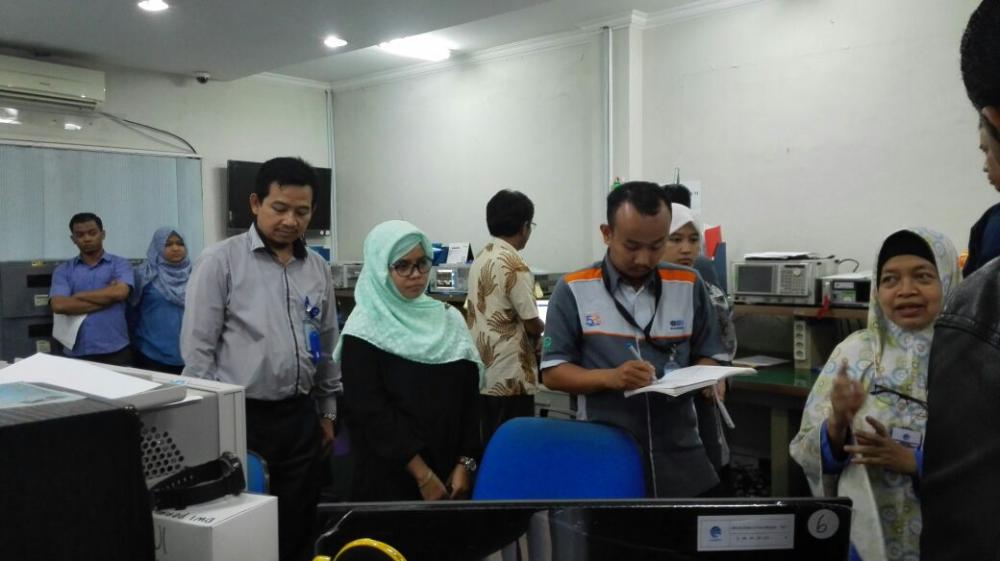 Tim Sucofindo menyimak penjelasan Kabid Pelayanan Balai Uji Dyah Kunti tentang laboratorium Balai Uji