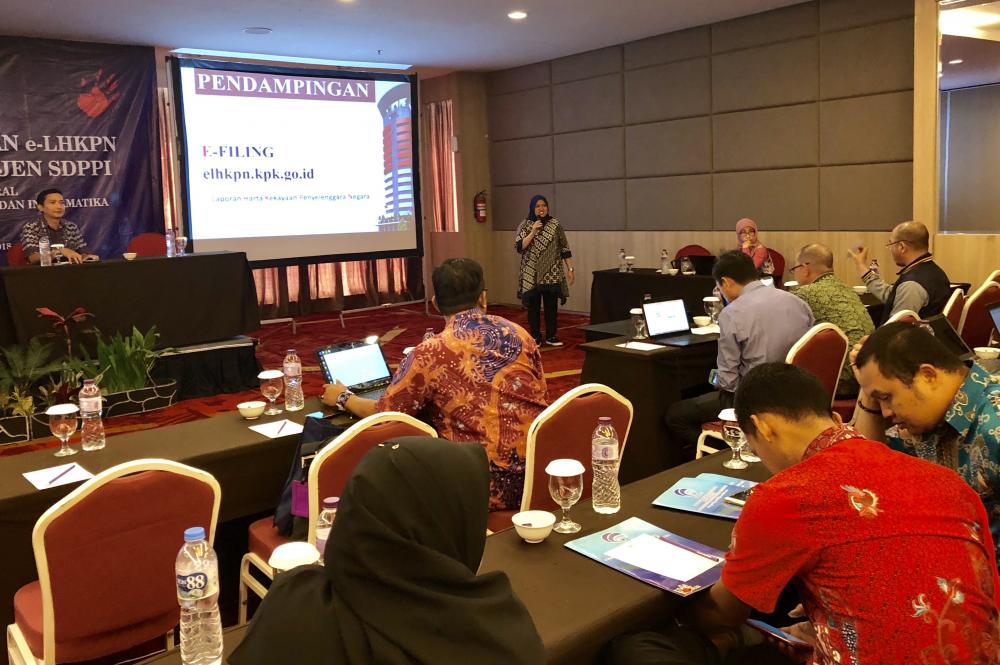 Pemimpin tim pendamping dari Biro Kepegawaian Kementeian Kominfo, Erika Kusuma Astuti, memberikan paparan e-filing pengisian data e-LHKPN pada Workshop Pengisian e-LHKPN Ditjen SDPPI di Hotel Grand Tjokro, Bandung, Jawa Barat, Jumat, 15 Maret 2018.