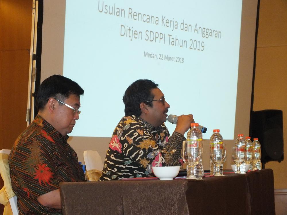 Dirjen SDPPI, Ismail (kanan) menegaskan  pentingnya kegiatan capacity building untuk meningkatkan kompetensi sumber daya manusia Ditjen SDPPI baik di pusat maupun  daerah. Arahan tersebut dikemjukakan pada rapat pembahasan usulan kerja dan anggraran tahun 2018 di Medan, Sumatera Utara (22/3)