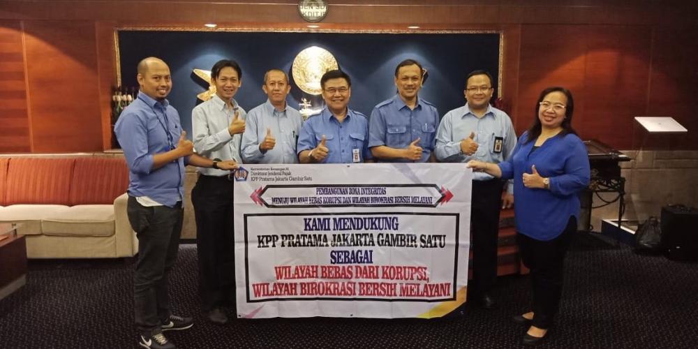 Sesditjen SDPPI Sadjan beserta jajaran Bagian Keuangan Ditjen SDPPI menerima kunjungan Tim KPP Pratama Gambir Satu