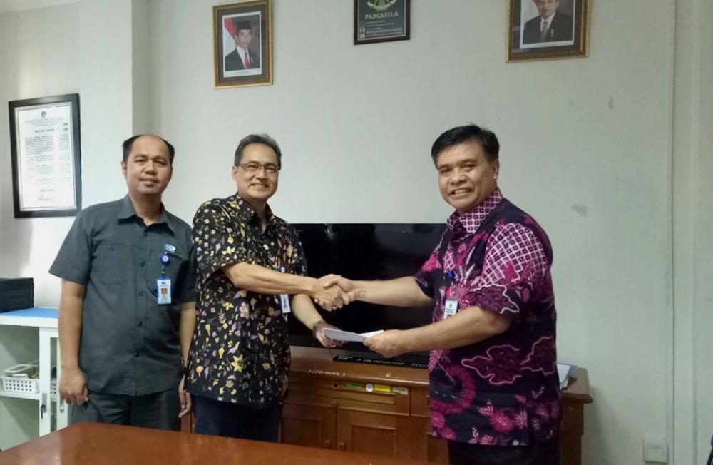 Kepala BBPPT Moch. Rus’an (Kanan) menerima hasil surveillance yang diserahkan Ketua Tim Assessor KAN, Ediyanto di kantor BBPPT (3/4). Apresiasi itu disampaikan kerena laboratorium BBPPT telah secara konsisten menerapkan SNI ISO/IEC 17025:2008.